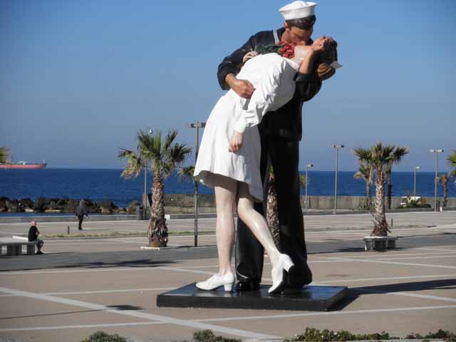 "Stature of famous World War II kiss at Civitavechhia Port in Rome"